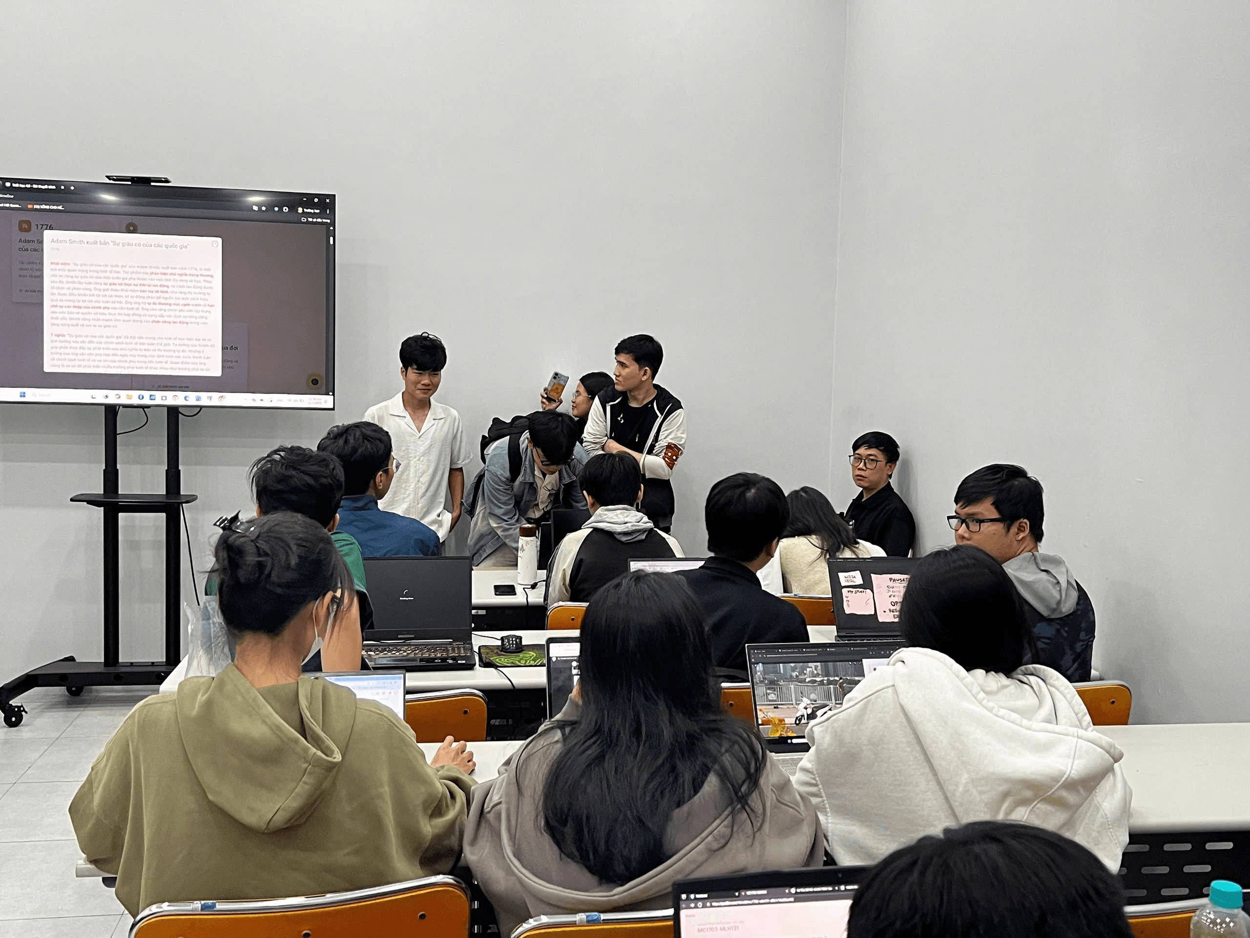 ClassTour MLN131 - Thầy Lê Minh Trí - Hình 1